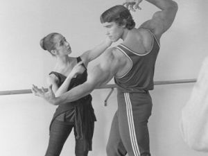 Arnold-Schwarzenegger-dance-lessons-5